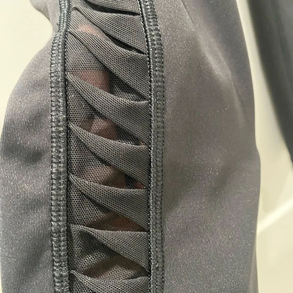 EUC!‎ Lululemon Sunshine Salutation Crop Leggings Mesh Inserts Black Size 4